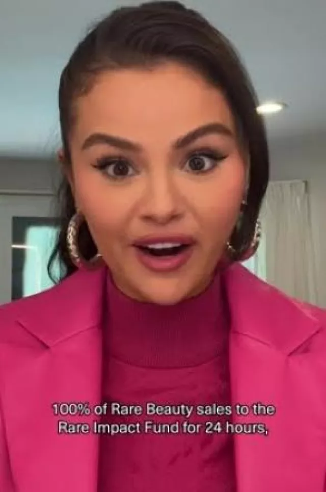 Blazer en cuir recyclé Df Dallas porté par Selena Gomez lors de la Journée mondiale de la santé mentale de Rare Beauty le 10 octobre 2023
