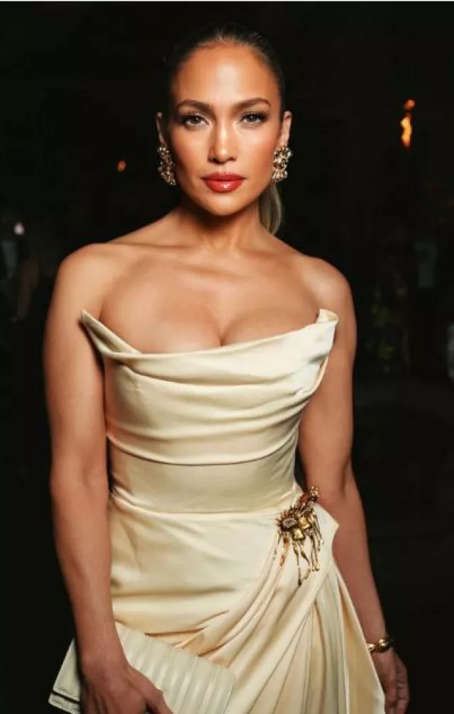 Broche visage Schiaparelli portée par Jennifer Lopez à la soirée Schiaparelli Neiman Marcus le 12 octobre 2023