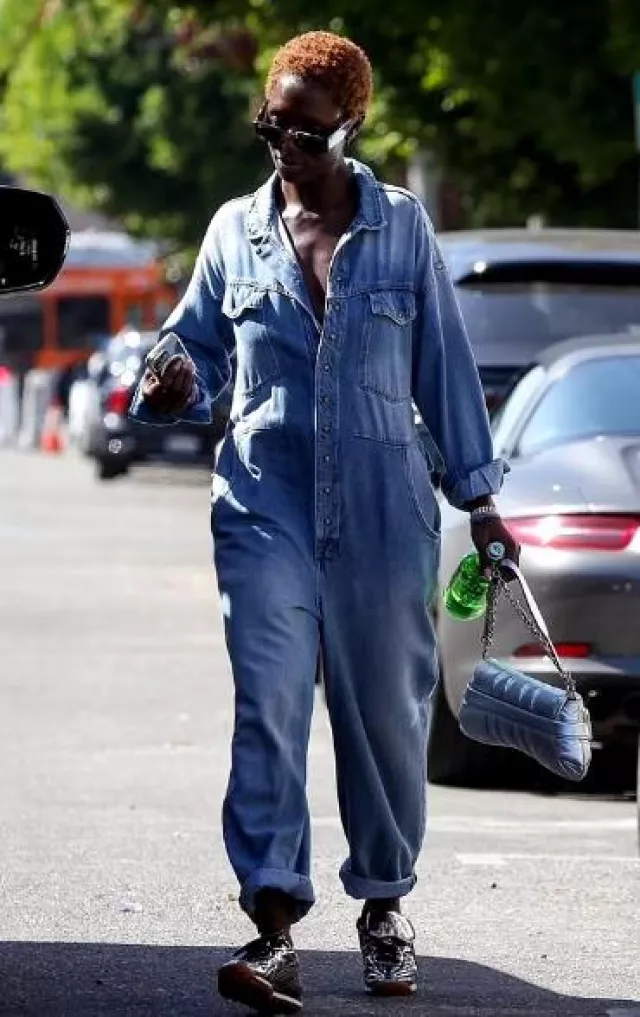 Bolso de hombro mediano Gucci Horsebit Chain usado por Jodie Turner-Smith en Los Ángeles el 12 de octubre de 2023
