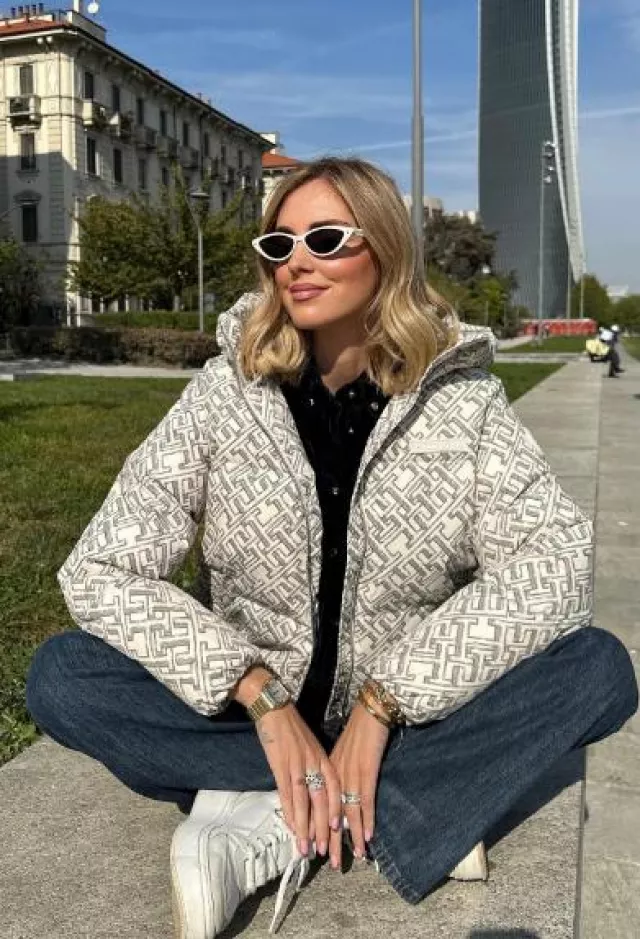 Tommy Hilfiger New York Sketch Monogram Doudoune portée par Chiara Ferragni sur son post Instagram le 17 octobre 2023