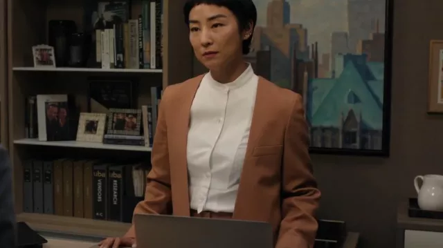 Stella McCartney Veste slim à simple boutonnage sans col portée par Stella Bak (Greta Lee) dans The Morning Show (S03E07)
