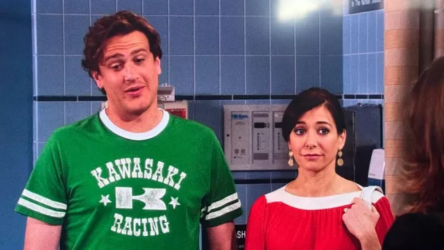 Camiseta Kawasaki en verde usada por Marshall Eriksen (Jason Segel) en el programa de televisión How I Met Your Mother (T03E20)