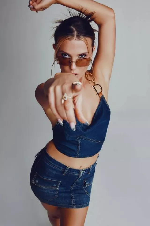 Christian Dior Runway Saddle Halter Denim Top porté par Millie Bobby Brown au Glamour Magzine le 16 octobre 2023