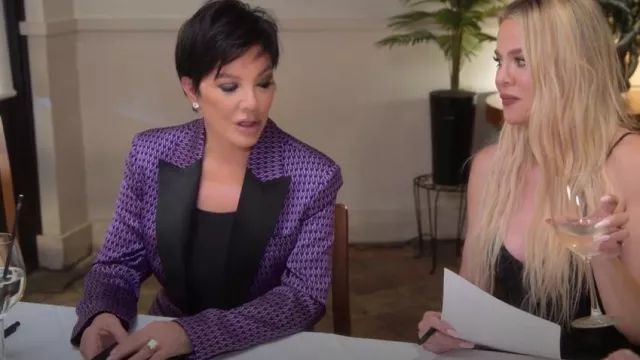 Blazer en satin géométrique Etro porté par Kris Jenner dans The Kardashians (S04E04)