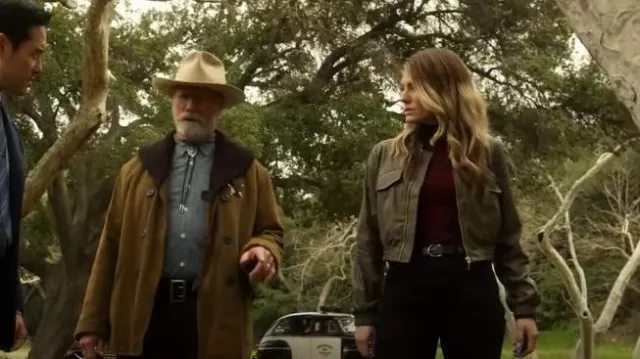 Col roulé bordeaux à boutonnage basique Zara porté par Addison Augustine (Caitlin Bassett) dans Quantum Leap (S02E03)