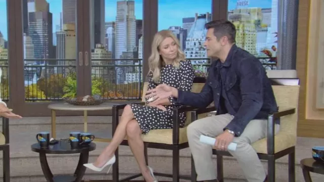 Robe fourreau Dolce & Gabbana Polka Dot Cady portée par Kelly Ripa comme on le voit dans LIVE with Kelly and Mark le 16 octobre 2023