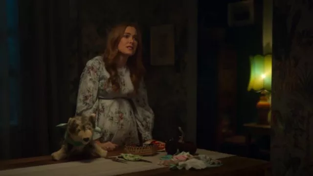 Vestido floral fruncido de Ganni usado por Mary (Isla Fisher) como se ve en Wolf Like Me (T02E03)