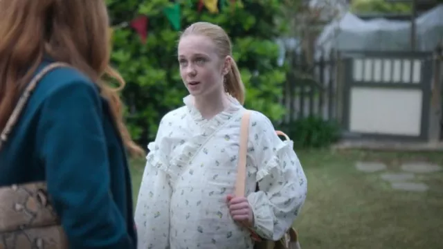 Blusa de algodón orgánico de Yoli y Otis Rauf usada por Emma (Ariel Donoghue) como se ve en Wolf Like Me (T02E04)