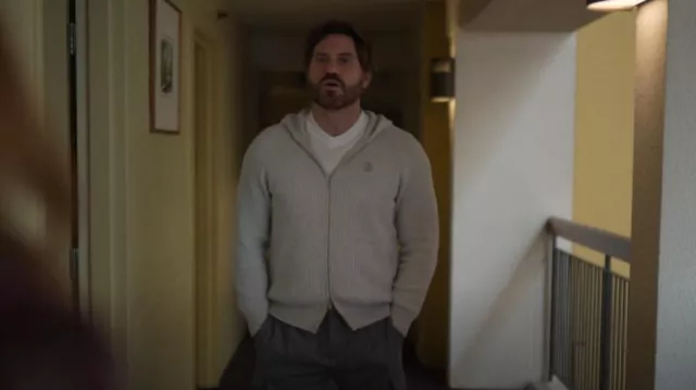 Brunello Cucinelli Sudadera de punto acanalado inglés de cachemira con capucha usada por Anton (Édgar Ramírez) como se ve en Wolf Like Me (T02E05)
