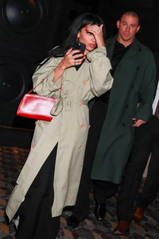 Manteau The Row June en coton porté par Zoe Kravitz à Paris le 29 septembre 2023