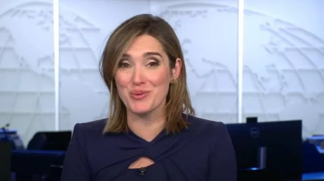 Giorgio Armani Robe moulante à col noué en jersey Milano portée par Margaret Brennan vue dans CBS Evening News le 19 octobre 2023