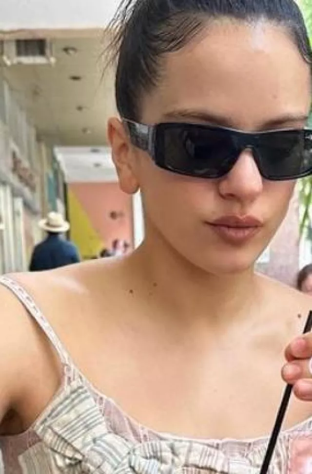 Lunettes de soleil Vogue Eyewear Vo54425S portées par Rosalia sur son post Instagram le 26 juin 2023