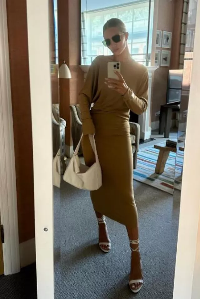 Khaite La robe Trina dos nu portée par Rosie Huntington-Whiteley sur son post Instagram le 20 octobre 2023
