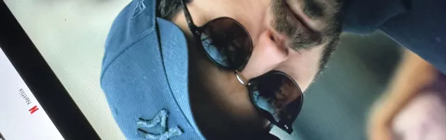 The sunglasses worn by Benjamin Ferel (Antoine Gouy) in the series Lupin (Season 3 Episode 2)