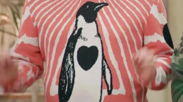 Hermann Studios Pull imprimé pingouin porté par Noel Fielding comme on le voit dans The Great British Bake Off (Saison 14 Épisode 3)