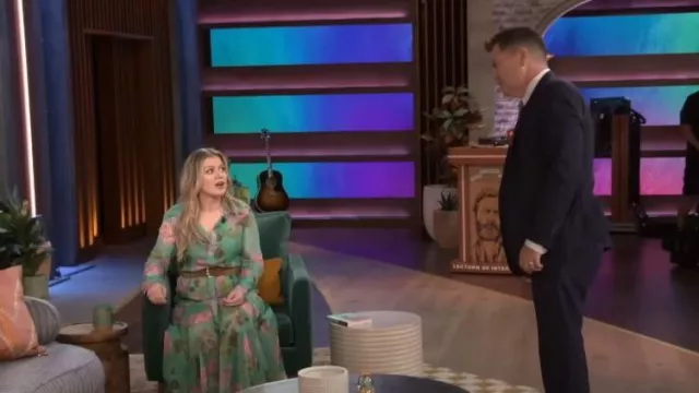 Oscar de la Renta Vestido largo de gasa de seda con estampado de geranio usado por Kelly Clarkson como se ve en The Kelly Clarkson Show el 17 de octubre de 2023