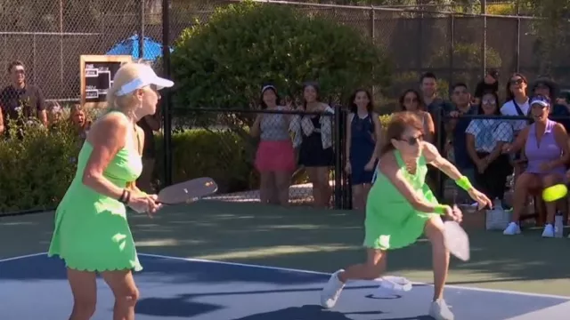 Vestido de tenis Attraco con pantalones cortos en verde usado por Ellen Goltzer como se ve en The Golden Bachelor (S01E04)