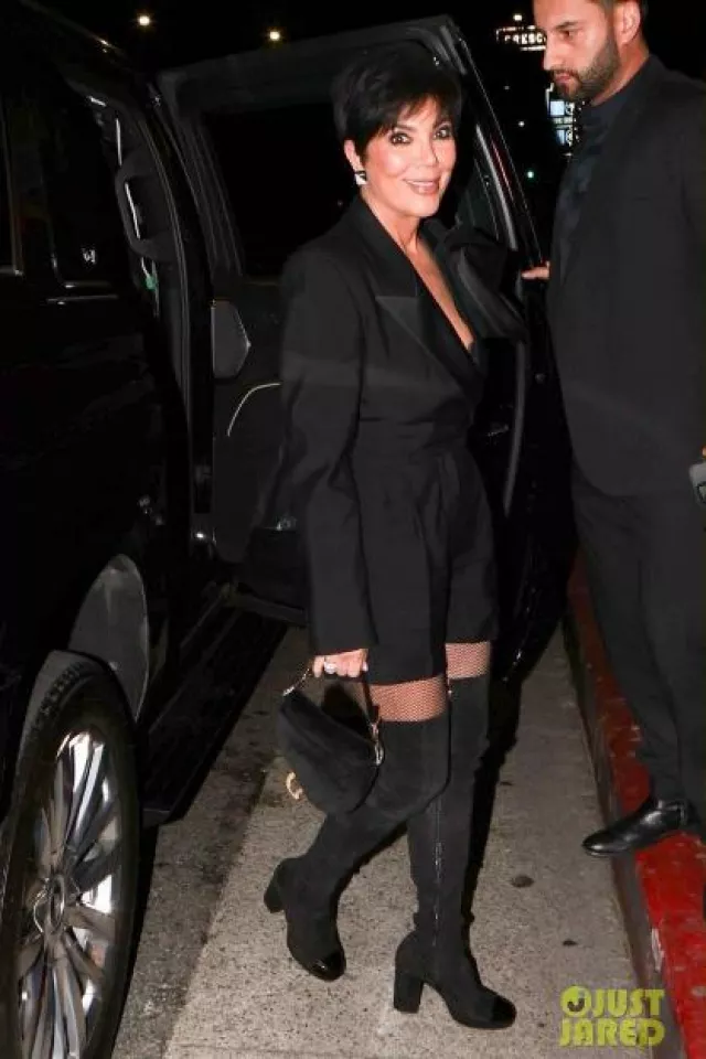 Chanel Heart Plain Toe Plain Toe Casual Style Suede Plain Leather Block Heels porté par Kris Jenner à Beverly Hills le 20 octobre 2023