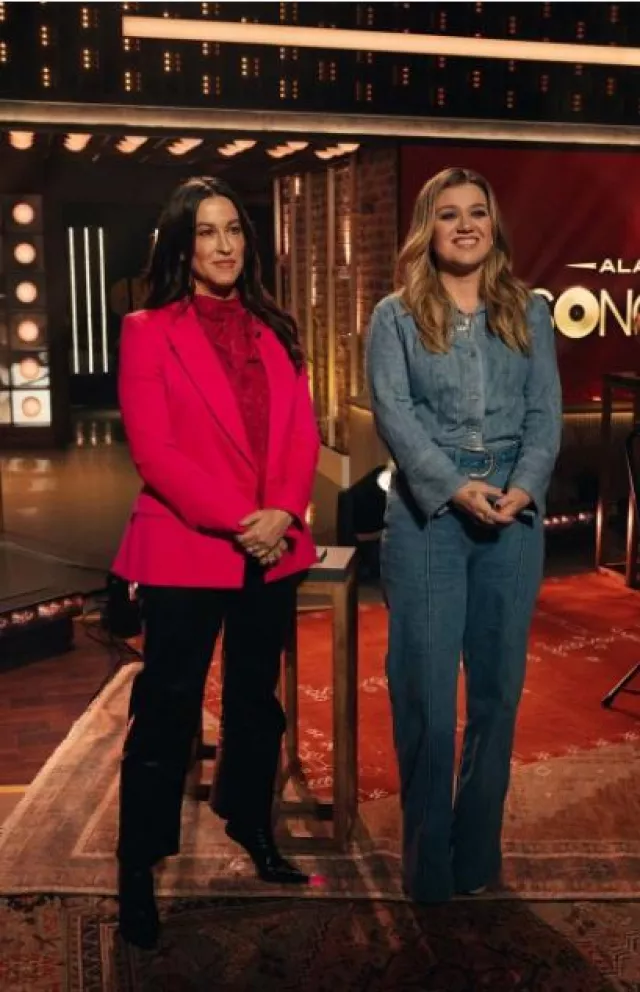 Cinturón de mezclilla con bordado floral Etro usado por Kelly Clarkson en The Kelly Clarkson Show 5.04 el 19 de octubre de 2023