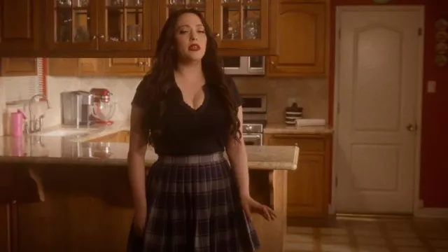 Dennis Uni­forms Knife Pleat Skirt worn by Jules Wiley (Kat Dennings) as seen in Dollface (S02E03)