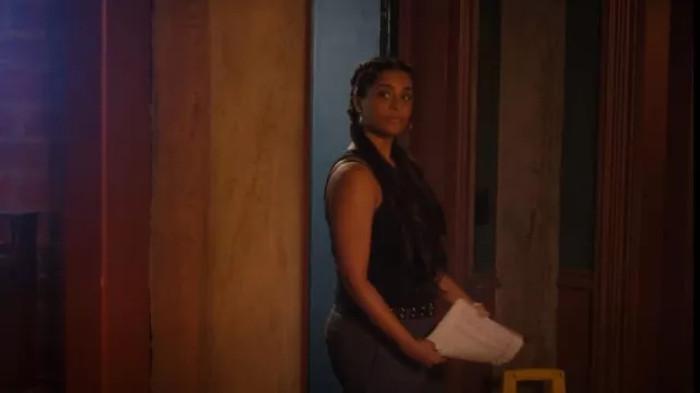 Débardeur standard en coton porté par Liv (Lilly Singh) comme on le voit dans Dollface (S02E03)