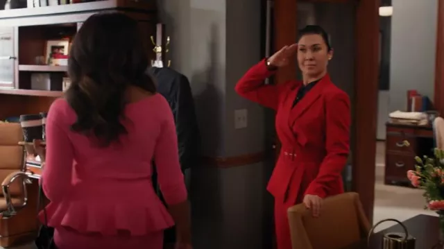 Costume ceinturé asymétrique Tahari Asl porté par Sherri Kansky (Ruthie Ann Miles) comme on le voit dans All Rise (S03E16)