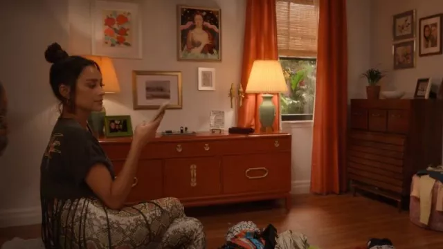 Commando Faux Leather Leg­gings worn by Stella Cole (Shay Mitchell) as seen in Dollface (S02E06)