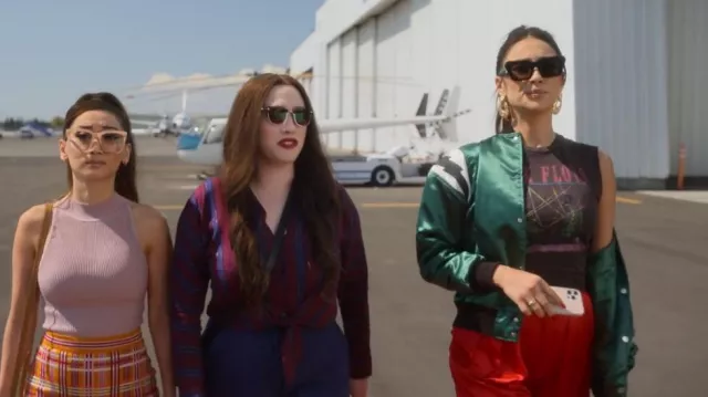 Blouson aviateur en satin rhude porté par Stella Cole (Shay Mitchell) comme on le voit dans Dollface (S02E09)