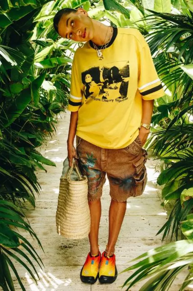 Top de printemps athlétique émaillé Supreme New York porté par Hailey Baldwin chez GQ le 24 octobre 2023