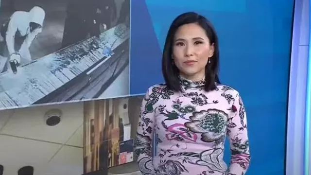 Tory Burch Kyra Turtleneck Top In Pink Happy Times worn by Vicky Nguyen as seen in Today on October 24, 2023