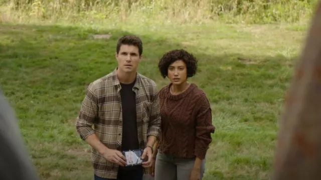Chemise à carreaux Volcom Caden portée par Nathan Brown (Robbie Amell) comme on le voit dans Upload (S03E02)