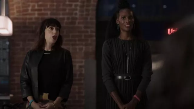 Vestido de punto midi plisado de Salvatore Ferragamo usado por Aleesha (Zainab Johnson) como se ve en Upload (S03E02)