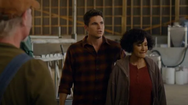 Chemise à carreaux en flanelle Uniqlo portée par Nathan Brown (Robbie Amell) comme on le voit dans Upload (S03E02)