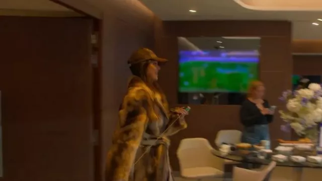 Manteau en fausse fourrure Bottega Veneta porté par Kendall Jenner dans The Kardashians (S04E05)