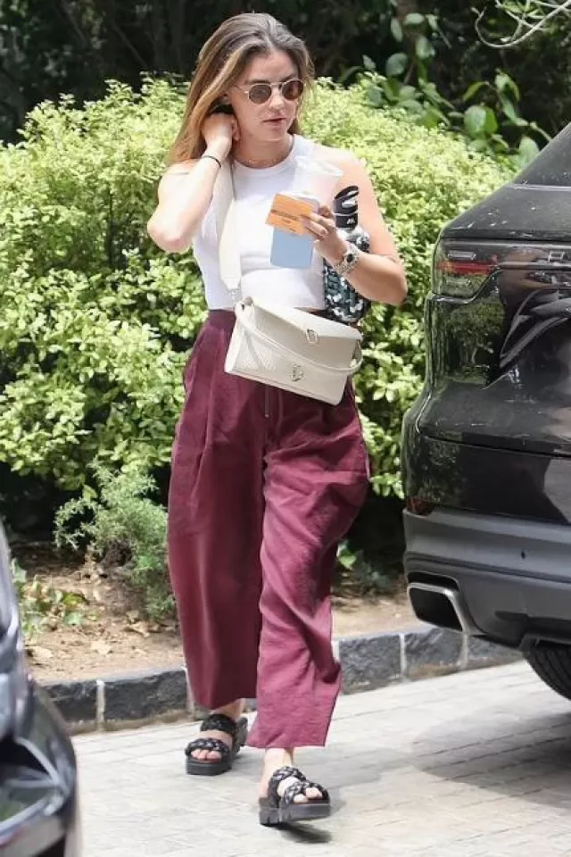 Pantalones Rachel Comey Dini usados por Lucy Hale en Studio City el 23 de julio de 2023