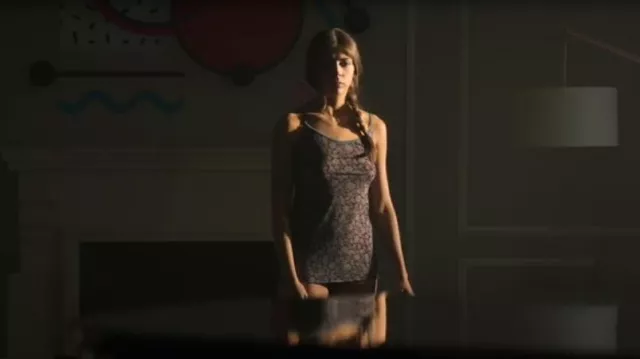 Momoni Airelle Top in Printed Charmeuse worn by Sara (Carmen Arrufat) as seen in Elite (S07E02)