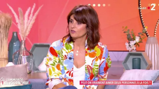 The floral jacket worn by Faustine Bollaert in the show Ça commence aujourd'hui