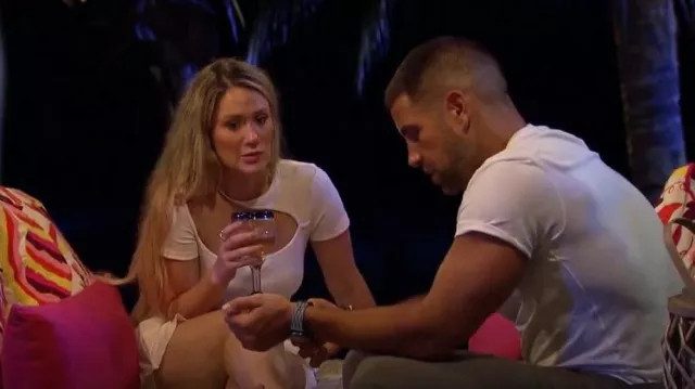 Cidre solide découpé T-shirt à manches courtes en blanc porté par Rachel Recchia comme on le voit dans Bachelor in Paradise (S09E05)