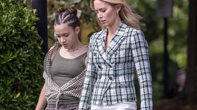 Blazer en tweed à carreaux porté par Emily Blunt sur le tournage du film Pain Hustlers à Atlanta en octobre 2022