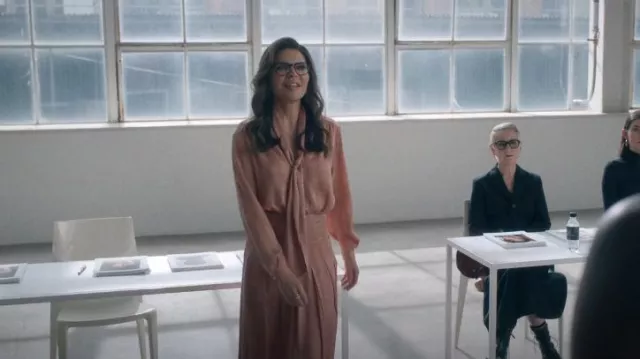 Camisa de crepé Gucci usada por Sheila Klein (Lisa Rinna) como se ve en American Horror Stories (T03E03)