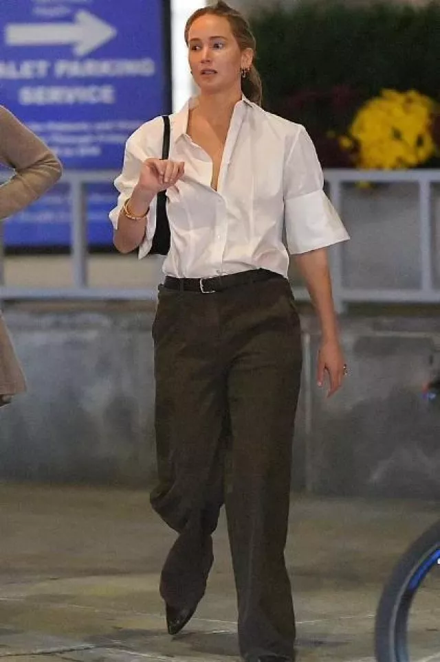 Cinturón clásico The Row en cuero usado por Jennifer Lawrence en la ciudad de Nueva York el 28 de octubre de 2023