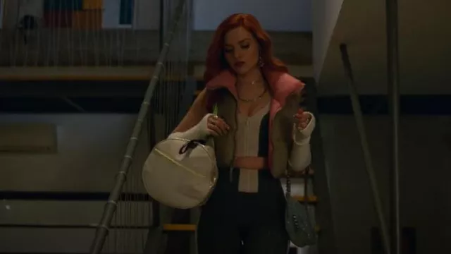 Zara Cropped Puffer Vest worn by Chloe (Mirela Balic) as seen in Elite (S07E05)