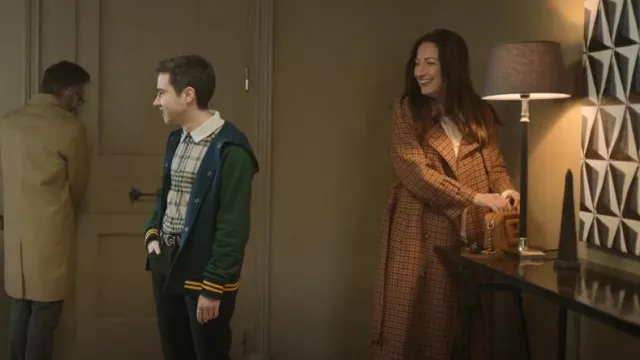 Hogan Camera H-Bag Small porté par Begoña (Yaiza Guimaré) comme on le voit dans Elite (S07E06)