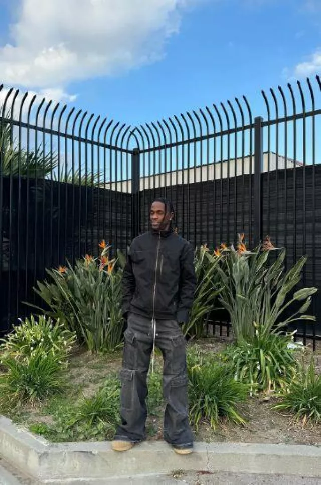 Bottines Loewe Beige Shearling portées par Travis Scott sur le compte Instagram @travisscott