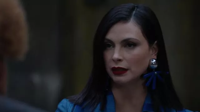 Rachel Comey Susa Fan Aretes Royal Blue usados por Elena Federova (Morena Baccarin) como se ve en The Endgame (T01E05)