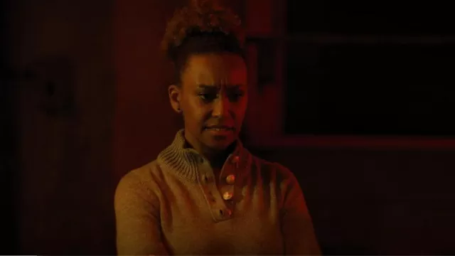 Pull en cachemire Alexander Mcqueen porté par Val Turner (Ryan Michelle Bathe) comme on le voit dans The Endgame (S01E07)