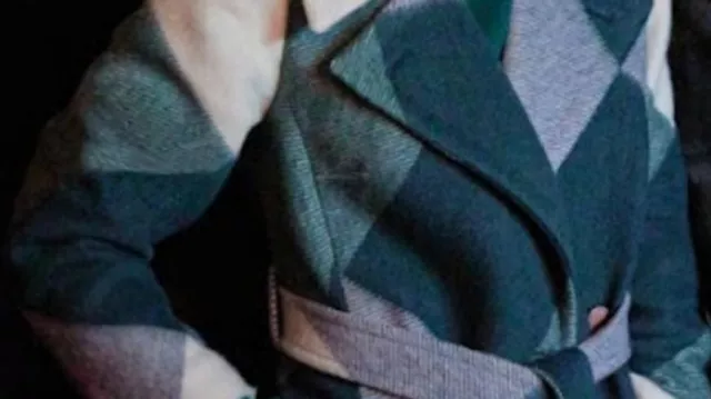 Manteau à carreaux Ted Baker porté par Juniper (Jessy Schram) dans le film Mystic Christmas