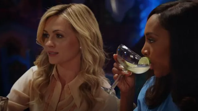 Blusa de seda abotonada con inserción de encaje Chloe usada por Amy Quinn (Lindsey Gort) como se ve en All Rise (T03E17)