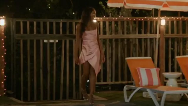 Mini-robe drapée en satin Boohoo portée par Hali comme on le voit dans FBoy Island (S03E03)