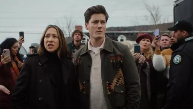 Veste Simons Faux-Suede Southwest portée par Jesse Mills (Justin Kelly) comme on le voit dans Hudson & Rex (S06E04)